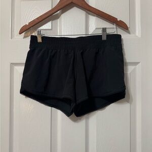 Lululemon seek the heat short II size 6 vvguc 2.5”